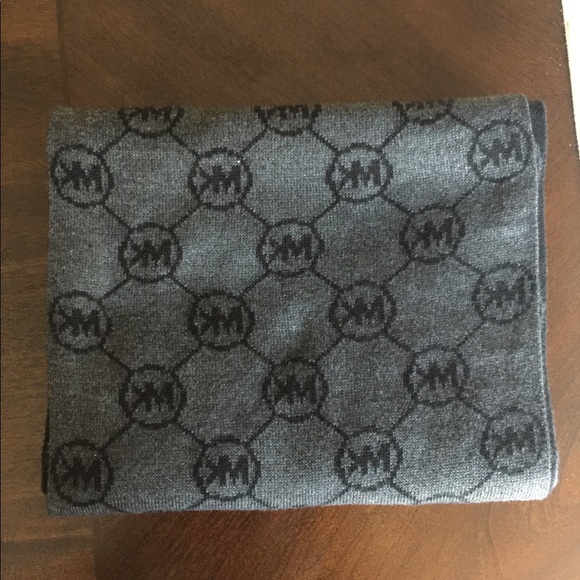 AUTHENTIC MICHAEL KORS SCARF 🧣 - Picture 3 of 5